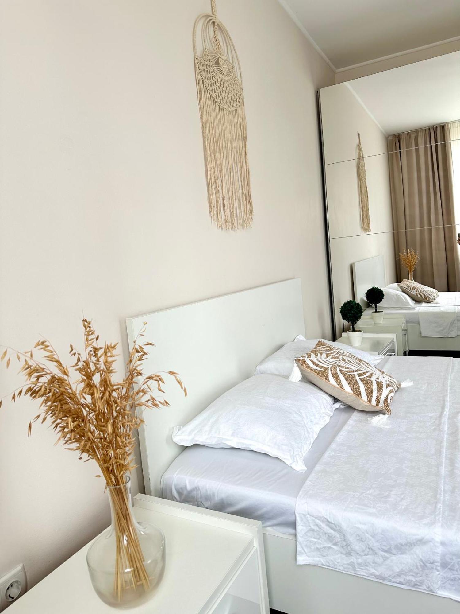 Moonlight Charming Shelter - 3Br 180º Balcony View Apartment Oradea Exterior foto